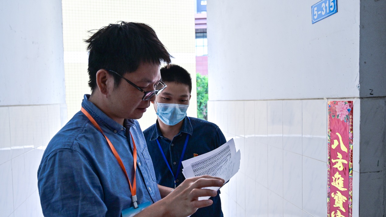 图片包含 男人, 建筑, 人, 看着描述已自动生成