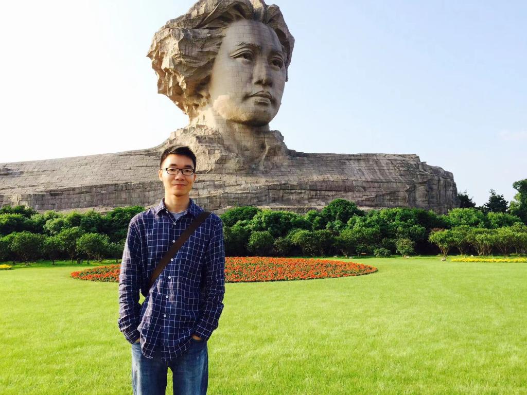 说明: 男人站在草地上描述已自动生成