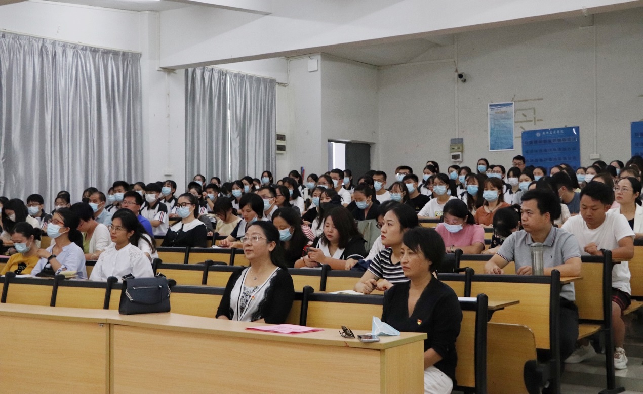 说明: C:\Users\Administrator\Desktop\桌面\推文修改\9.9党总支大会\9_9 会计学院党总支大会 周泽坤 陈家威\9_9 会计学院党总支大会 周泽坤 陈家威\0872A983-30BF-42D6-BA8B-6265AF18BCA3_org.jpg