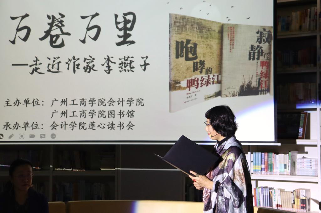 李老师向同学们朗诵代表作《寂静的鸭绿江》1.jpg