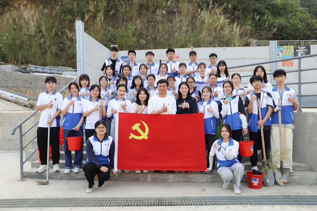 团委洪卫烈书记、严晓君老师、张欣老师带领与团学第二党支部的党员和青年团员大合照 beat365在线体育官网登录入口供图.jpg