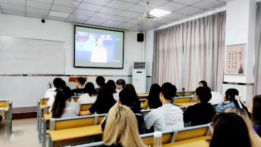 会议室里的人们描述已自动生成