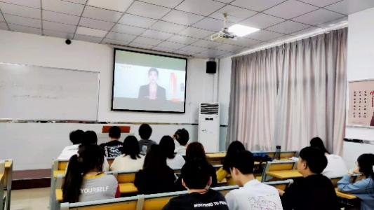 会议室里的人们描述已自动生成