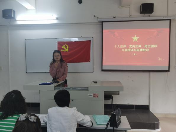 说明: 党员同志李佳佳开展自评