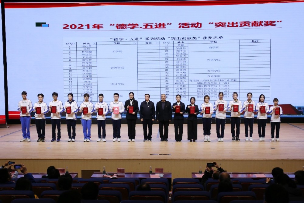 颁奖嘉宾与获奖者合影留念