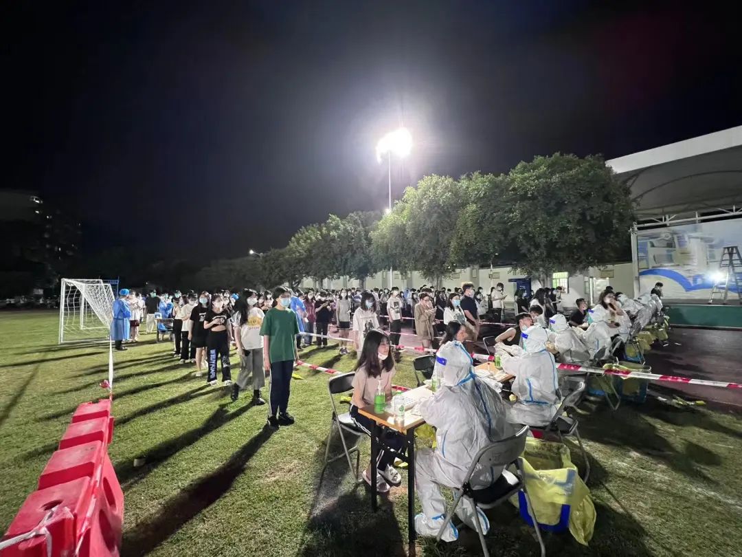 全校连夜组织开展核酸检测 beat365在线体育官网登录入口供图.jpg