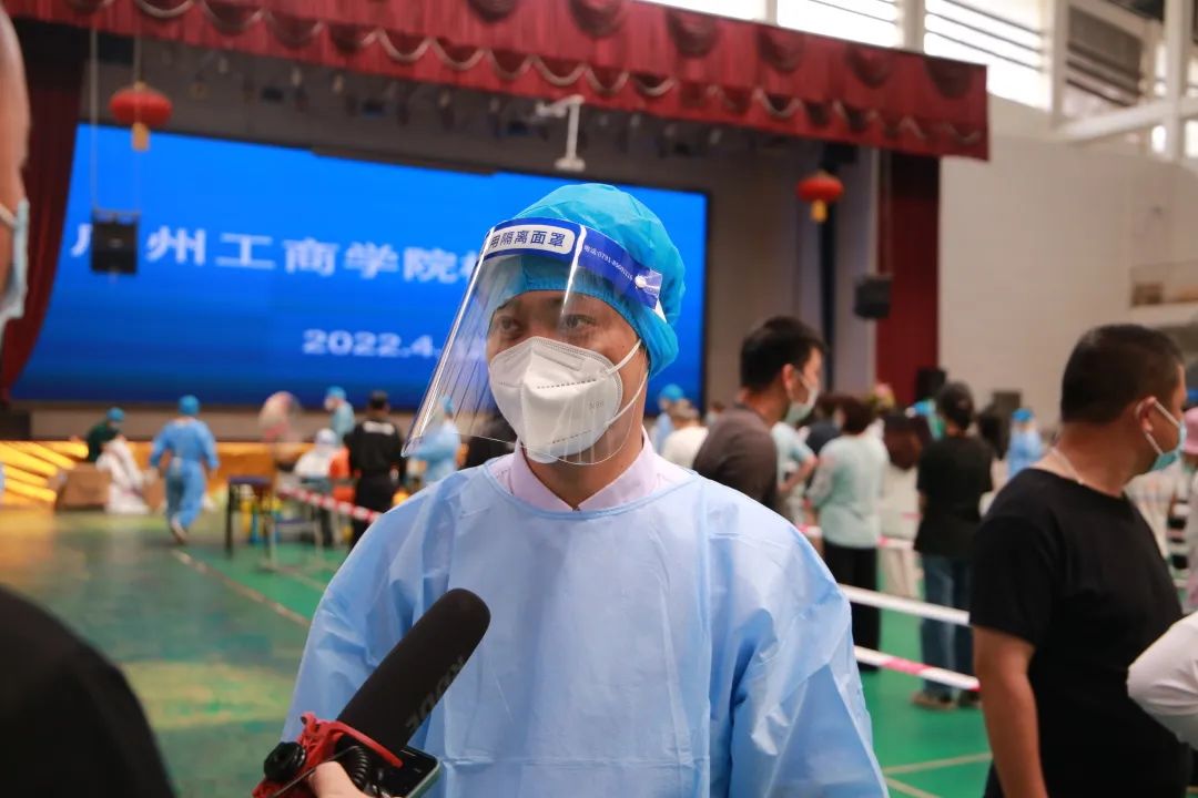 采访党员教师志愿者 beat365在线体育官网登录入口供图.jpg