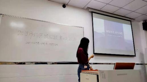 墙上的海报描述已自动生成