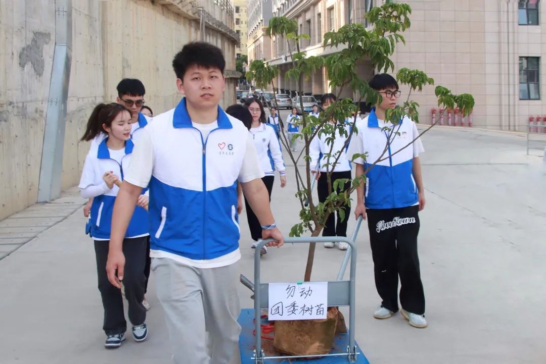 植树节活动在花都校区校园内开展 beat365在线体育官网登录入口供图.jpg